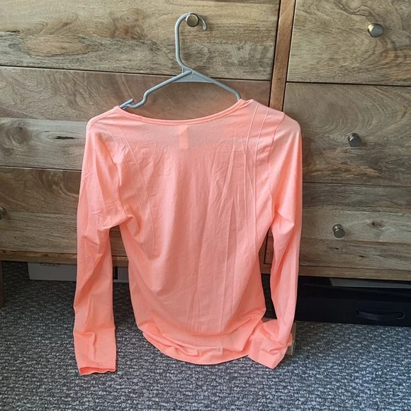Under Armour Women’s long sleeve shirt orange size S - Picture 2 of 2